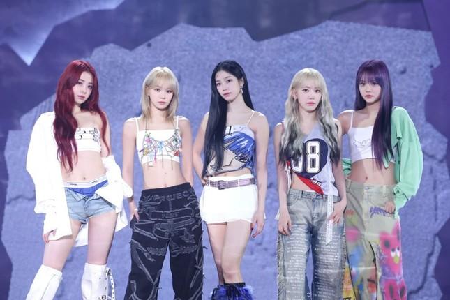 Nữ thần tượng gây tranh cãi với mốt khoe nội y-1