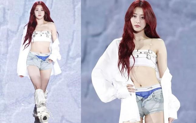 Nữ thần tượng gây tranh cãi với mốt khoe nội y-2