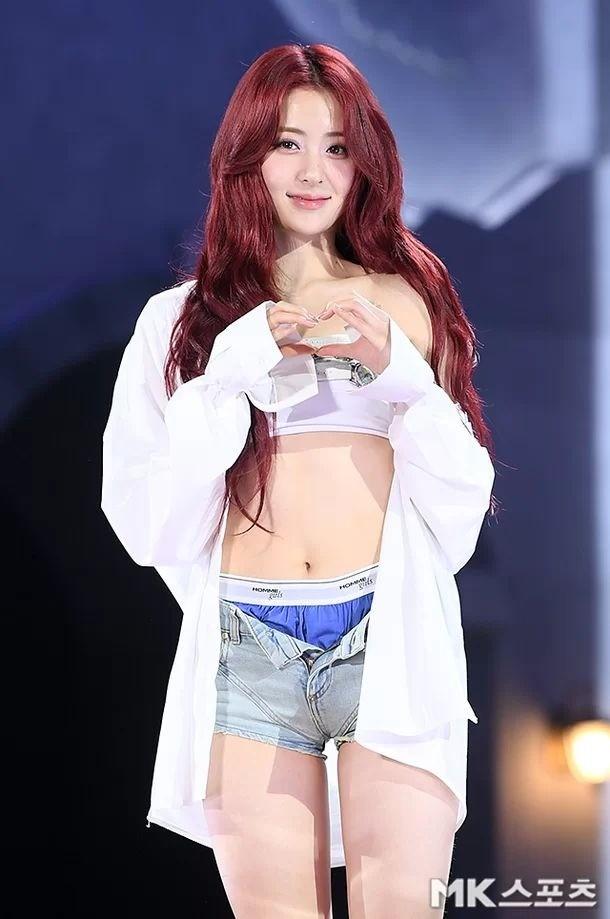 Nữ thần tượng gây tranh cãi với mốt khoe nội y-3