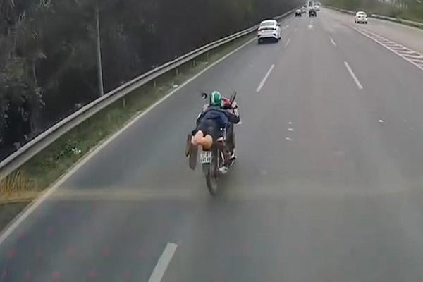 Tạm giữ thanh niên nằm yên xe máy, lao vun vút trên Đại lộ Thăng Long-3