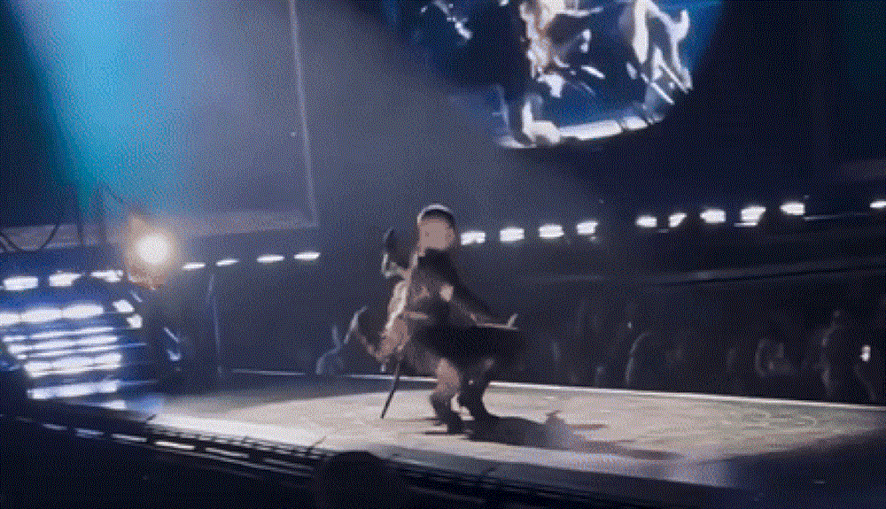 Ca sĩ Madonna ngã sõng soài trên sân khấu vì sự cố bất ngờ-2