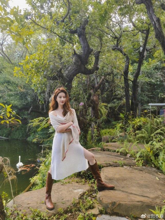 Đẳng cấp ‘thần tiên tỷ tỷ’ chỉ một bức ảnh Lưu Diệc Phi lập tức gây bão mạng xã hội, tăng hơn 70 ngàn fan-2