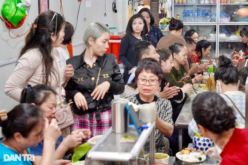 Toát mồ hôi cảnh 1 người ăn 5 người đứng nhìn ở các hàng quán đầu năm-1