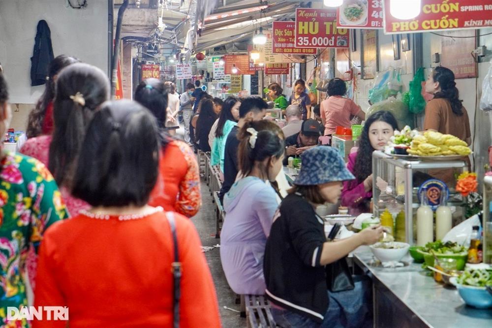 Toát mồ hôi cảnh 1 người ăn 5 người đứng nhìn ở các hàng quán đầu năm-2