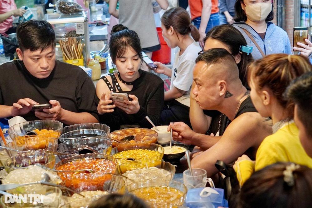 Toát mồ hôi cảnh 1 người ăn 5 người đứng nhìn ở các hàng quán đầu năm-3
