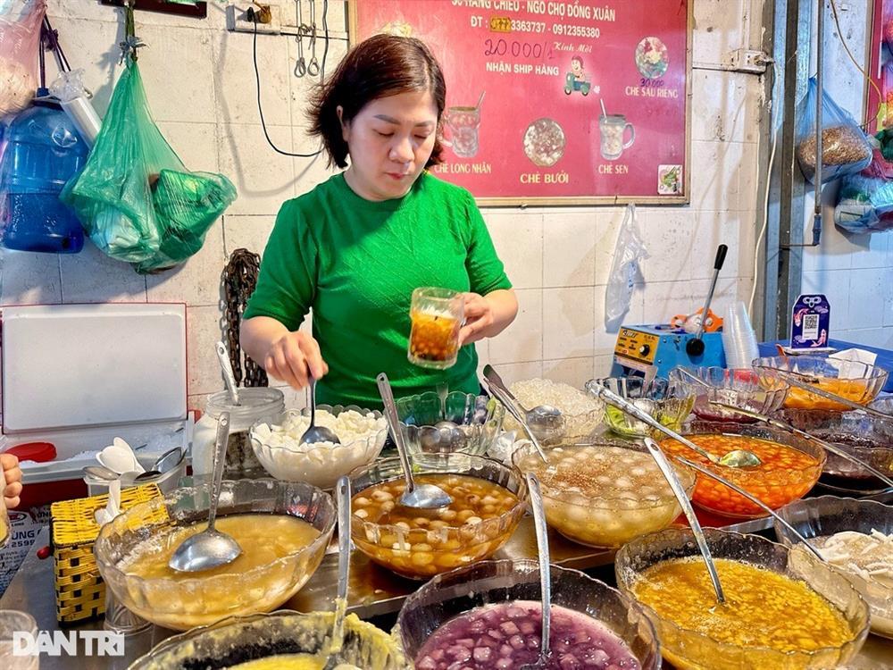 Toát mồ hôi cảnh 1 người ăn 5 người đứng nhìn ở các hàng quán đầu năm-4