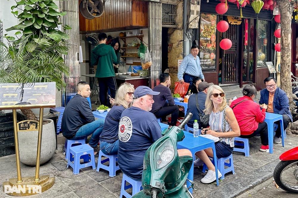 Toát mồ hôi cảnh 1 người ăn 5 người đứng nhìn ở các hàng quán đầu năm-6