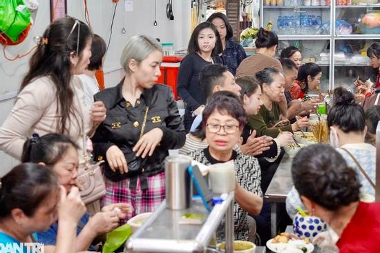 Toát mồ hôi cảnh '1 người ăn 5 người đứng nhìn' ở các hàng quán đầu năm