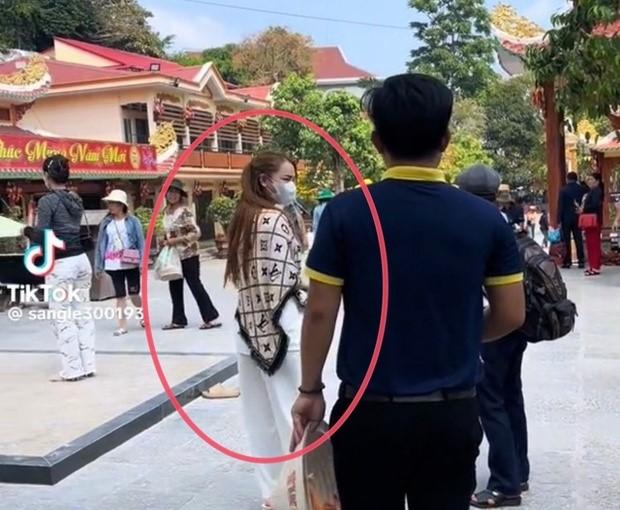 Trường Giang - Nhã Phương bị tóm gọn khi đi chùa, nhất quyết không làm điều này giữa bão thị phi-1