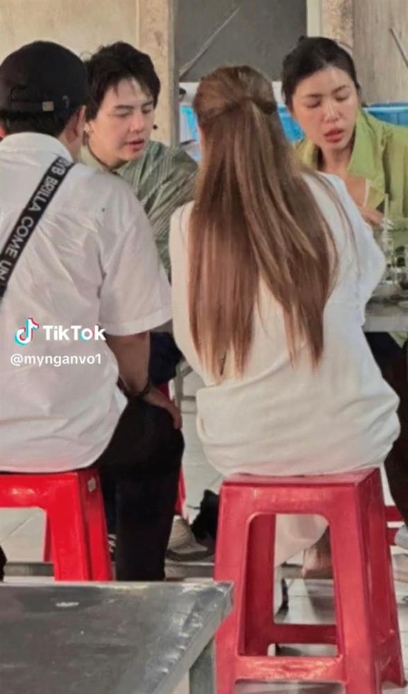 Trường Giang - Nhã Phương bị tóm gọn khi đi chùa, nhất quyết không làm điều này giữa bão thị phi-4