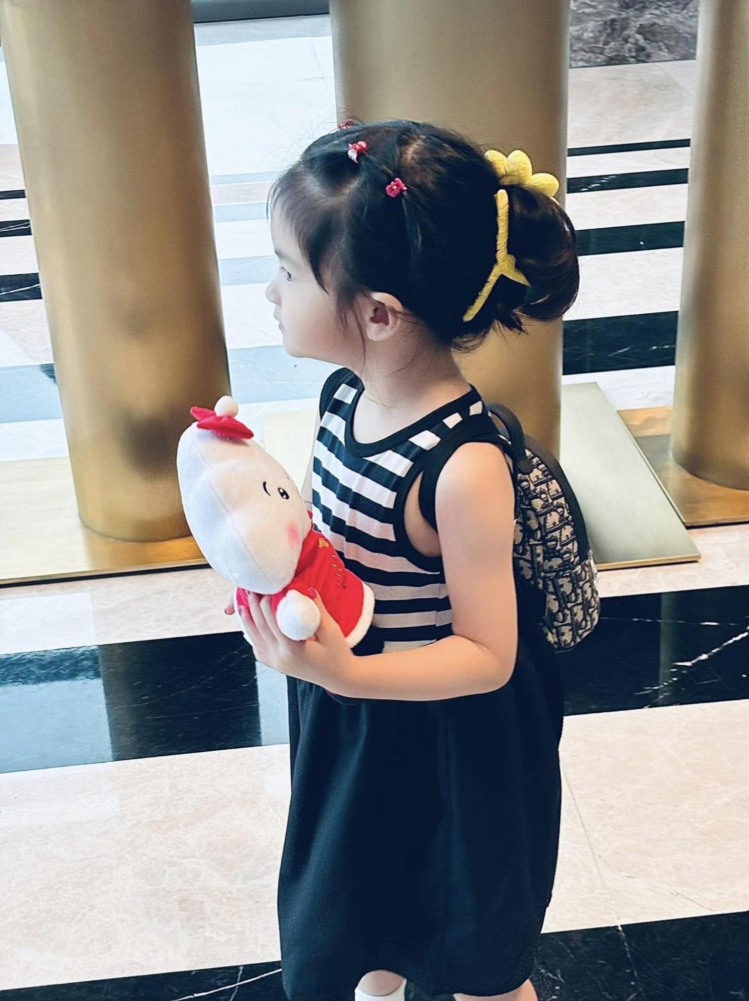 1 tuổi kiếm chục tỷ cho bố mẹ, gái út nhà đại gia Đoàn Di Băng nay lên 4 trổ sắc, vẻ ngoài đáng yêu khiến nhiều người xin vía-1