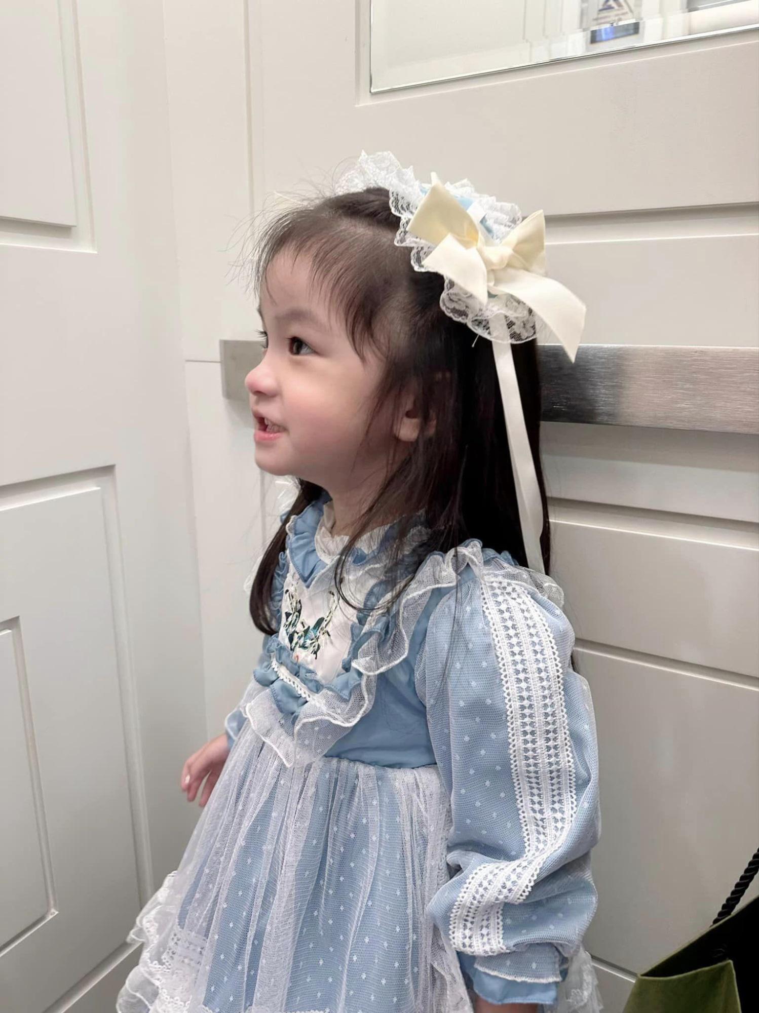 1 tuổi kiếm chục tỷ cho bố mẹ, gái út nhà đại gia Đoàn Di Băng nay lên 4 trổ sắc, vẻ ngoài đáng yêu khiến nhiều người xin vía-2