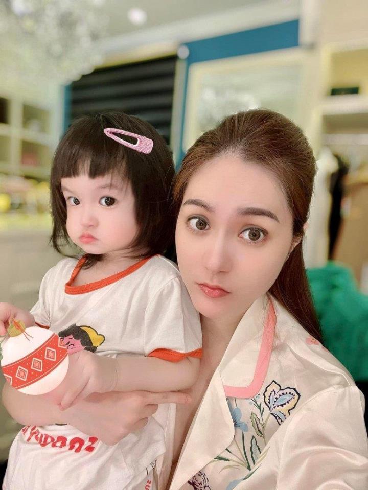 1 tuổi kiếm chục tỷ cho bố mẹ, gái út nhà đại gia Đoàn Di Băng nay lên 4 trổ sắc, vẻ ngoài đáng yêu khiến nhiều người xin vía-3