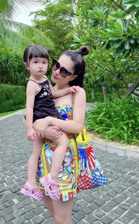 1 tuổi kiếm chục tỷ cho bố mẹ, gái út nhà đại gia Đoàn Di Băng nay lên 4 trổ sắc, vẻ ngoài đáng yêu khiến nhiều người xin vía-4