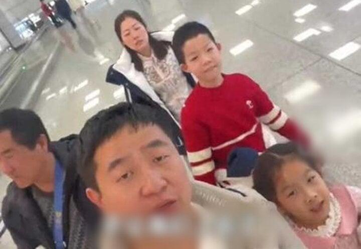 Không chịu mua sắm, cả nhà du khách bị hướng dẫn viên đuổi khỏi xe-1