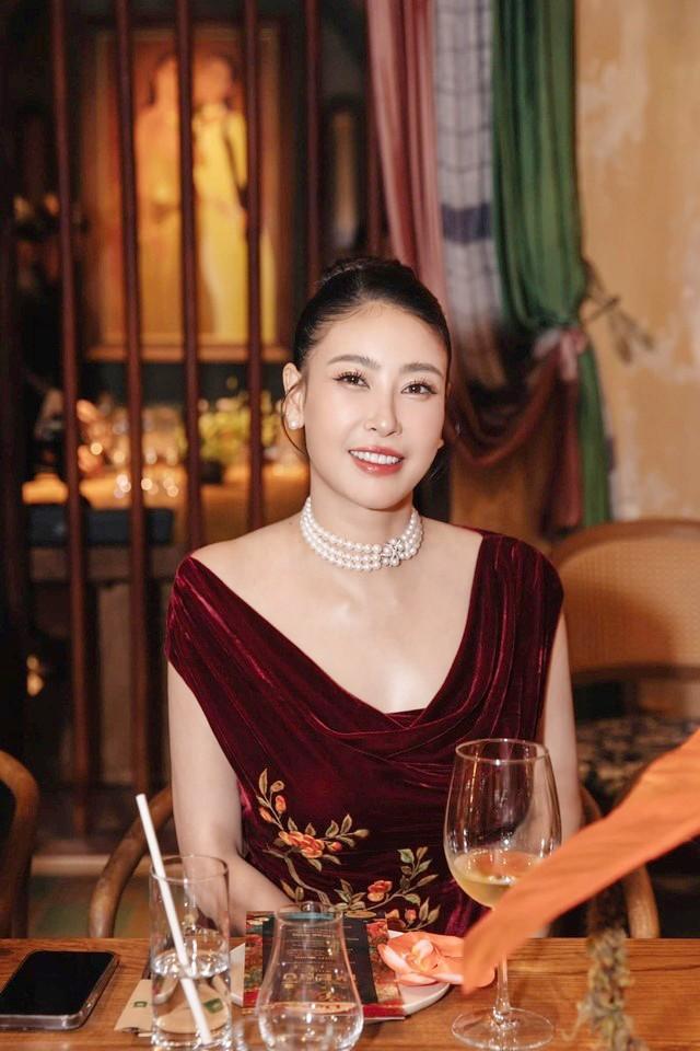 Nhan sắc ở tuổi U50 của Hà Kiều Anh, sống giàu sang trong biệt thự 400 tỷ đồng-2