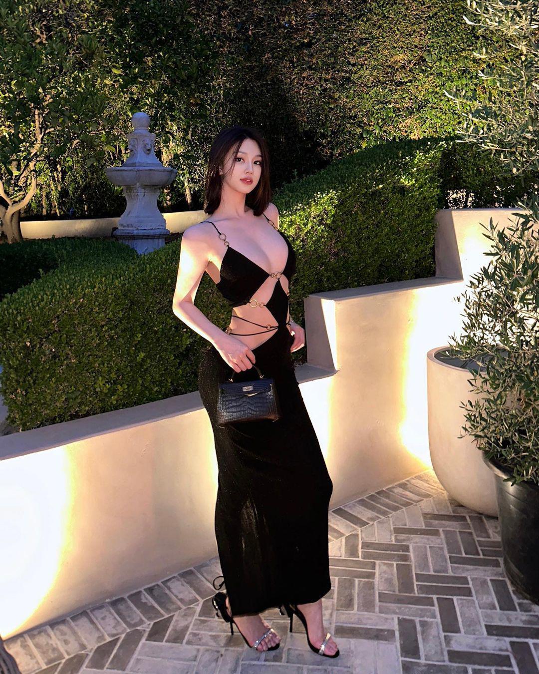 Hot mom Trung Quốc quyến rũ với mốt váy khoét táo bạo-1