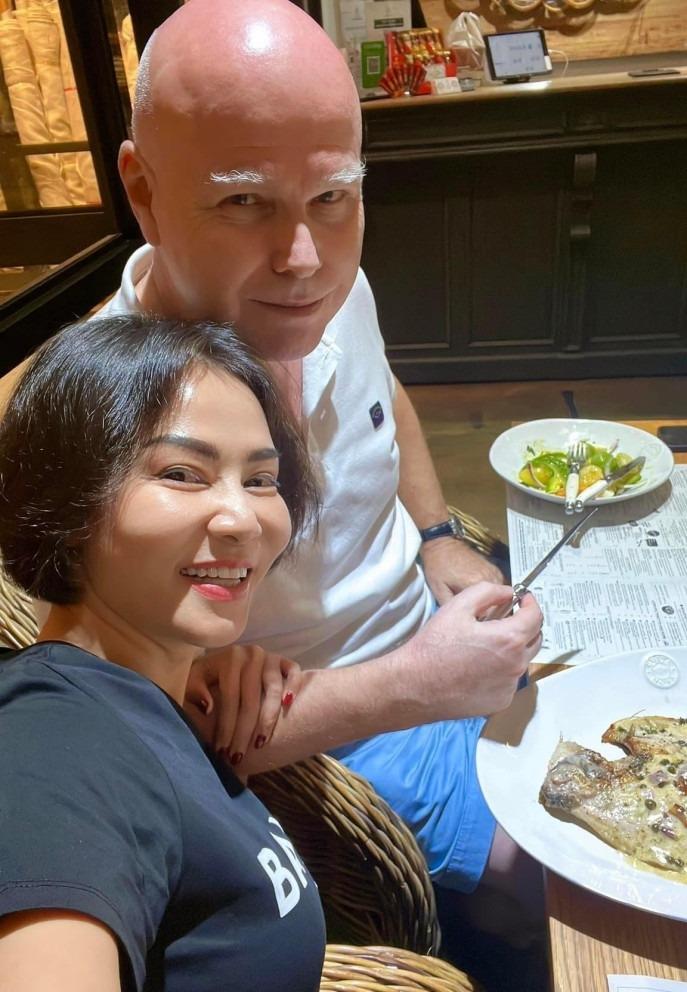 Ca sĩ Thu Minh: Chồng Tây tôi đốt đuốc không tìm được người thứ 2!-11