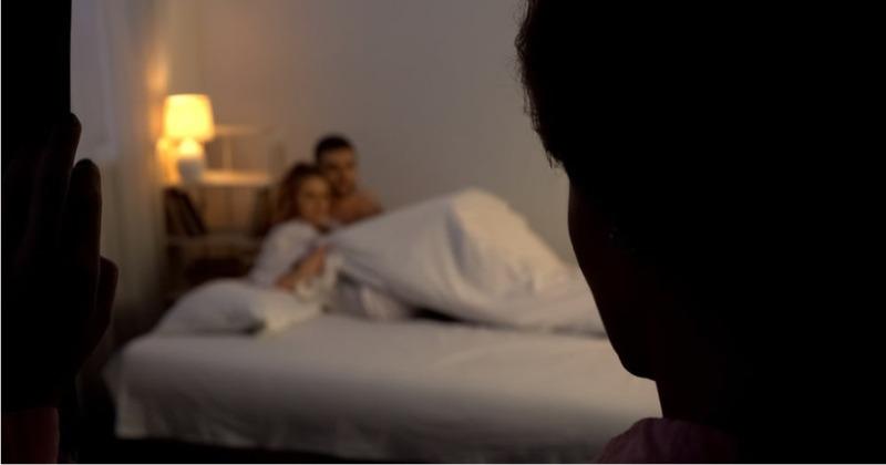 Hùng hổ xông vào khách sạn, thấy mặt nhân tình của con trai, mẹ chồng tôi bỗng chết sững, không nói được lời nào-1