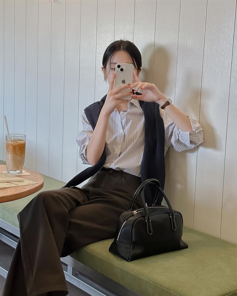 5 mẫu áo sơ mi trẻ trung, thịnh hành nhất mùa xuân 2024-4