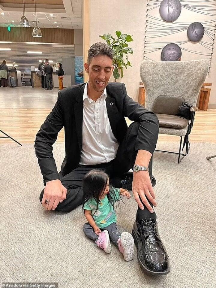 Cuộc hội ngộ giữa người đàn ông cao nhất thế giới và cô gái thấp nhất thế giới-3