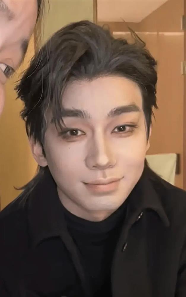 Showbiz Hoa ngữ: Hóa mỹ nam nhờ trang điểm gây sốc!-3