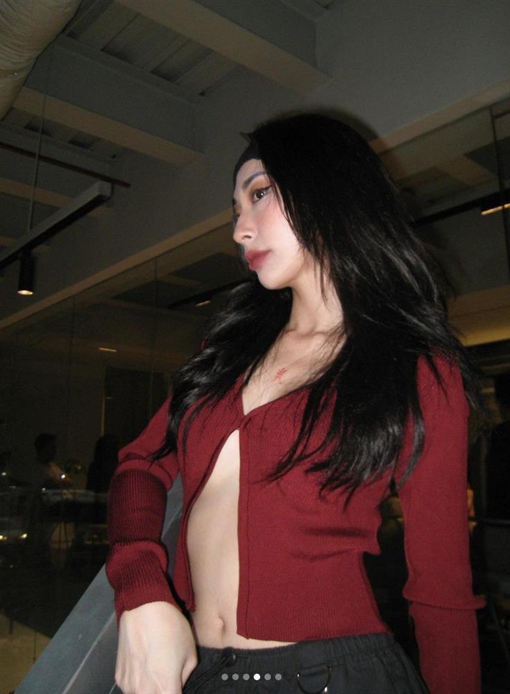 Khổng Tú Quỳnh gây choáng với chiếc áo 1 khuy tạo cảm giác chưa chạm đã rơi-2
