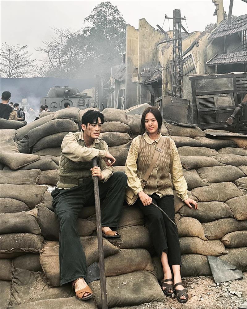 Nữ y tá chiến trường trong Đào, Phở Và Piano xinh như hoa, giảm 1 yến nhờ chạy 15km/ngày-3