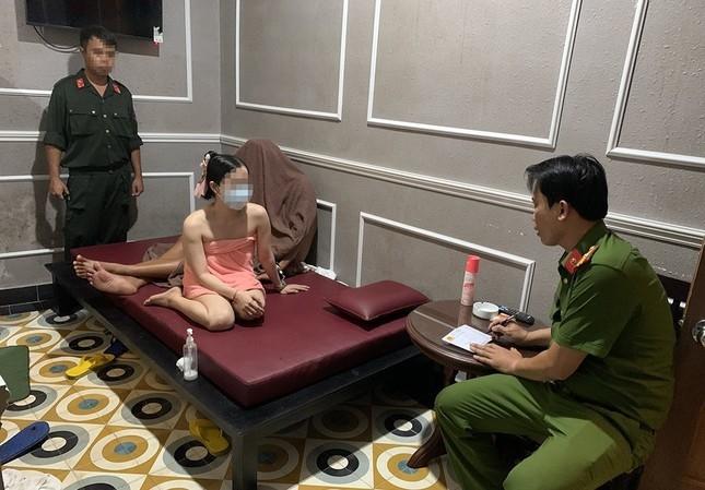 Bắt quả tang nhiều nữ nhân viên massage kích dục cho khách-1