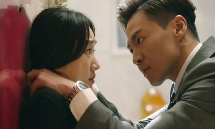 Vợ nằng nặc không chịu về quê giỗ bố chồng, lén xem qua camera chứng kiến việc cô ấy làm mà choáng váng-1