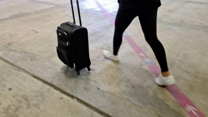 Vì sao không nên mặc quần legging lên máy bay?-1