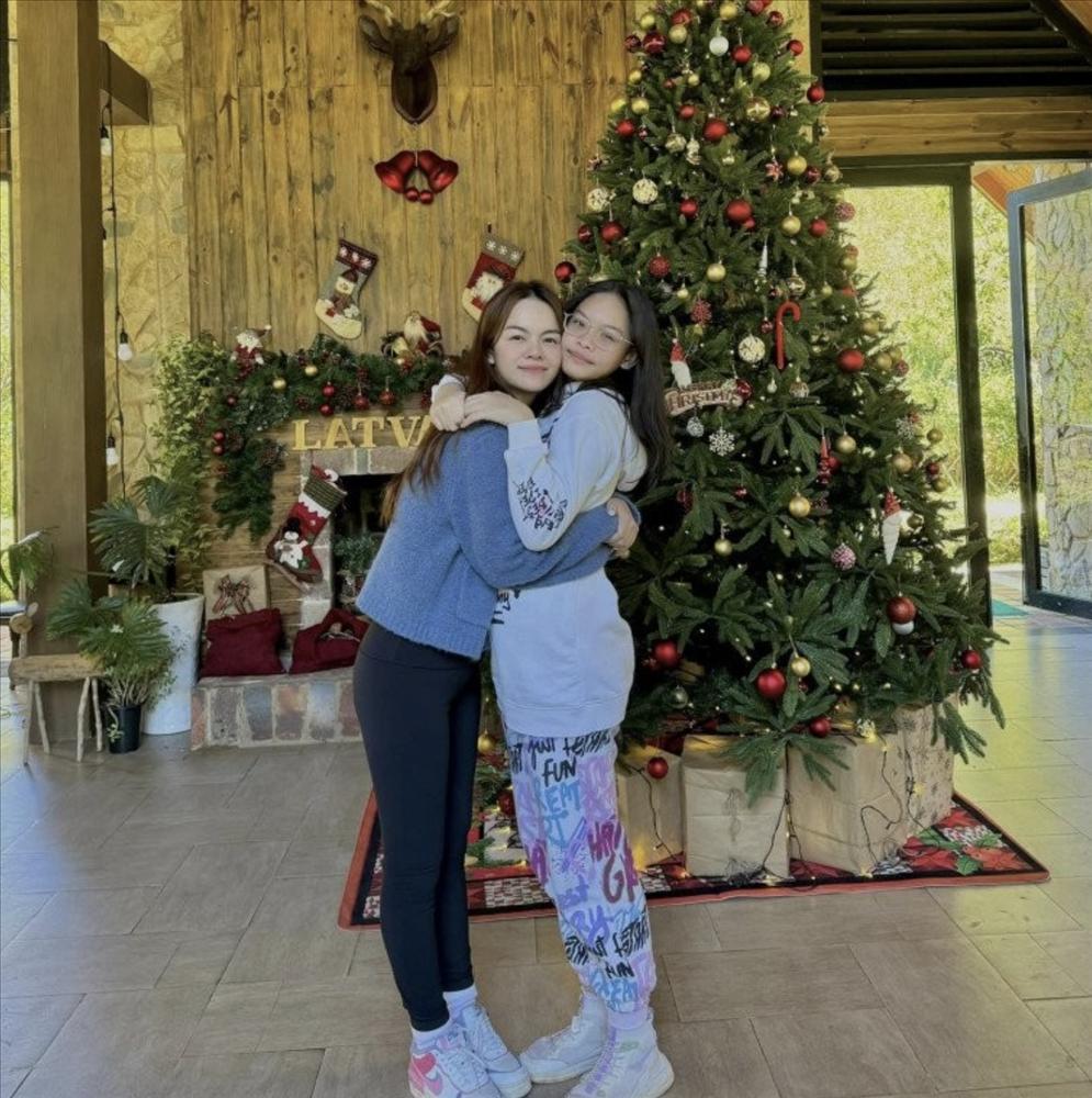 Con gái lớn của Phạm Quỳnh Anh đứng cạnh mẹ đã vượt mặt, diện mạo ở tuổi 12 trổ mã giống bố-3