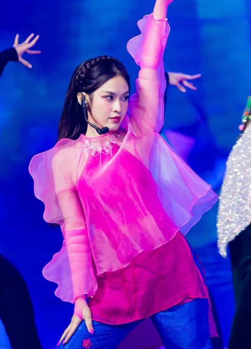 Sở hữu dung nhan lẫn sắc vóc không tuổi, chị đẹp Tú Vi gây choáng với màn trưng trổ bikini-3