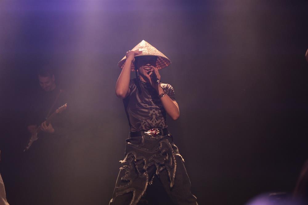 Trọng Hiếu khoe bụng 6 múi, nhún nhảy hết mình cùng khán giả trong live tour tại Đức-1