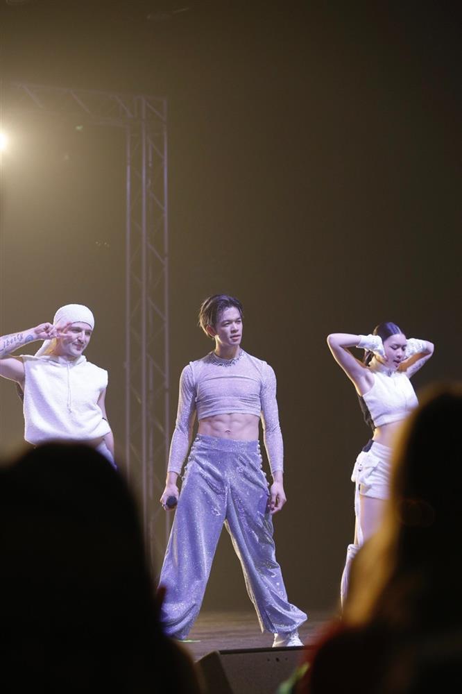 Trọng Hiếu khoe bụng 6 múi, nhún nhảy hết mình cùng khán giả trong live tour tại Đức-2