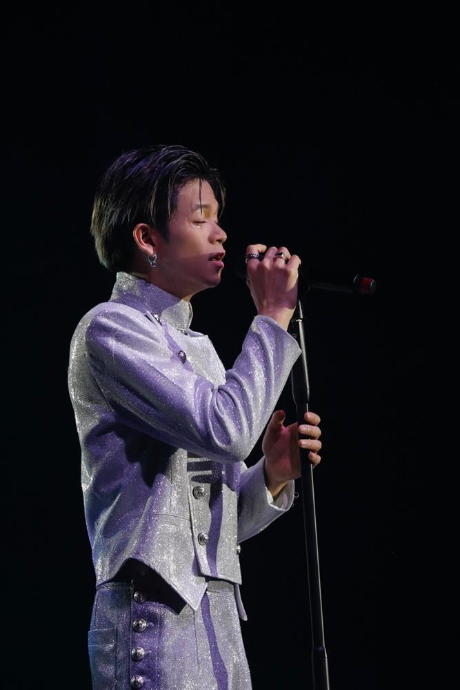 Trọng Hiếu khoe bụng 6 múi, nhún nhảy hết mình cùng khán giả trong live tour tại Đức-4