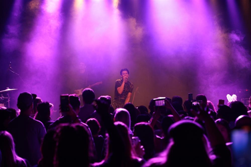 Trọng Hiếu khoe bụng 6 múi, nhún nhảy hết mình cùng khán giả trong live tour tại Đức-5