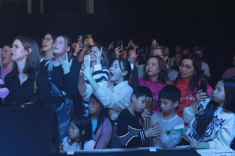 Trọng Hiếu khoe bụng 6 múi, nhún nhảy hết mình cùng khán giả trong live tour tại Đức-6