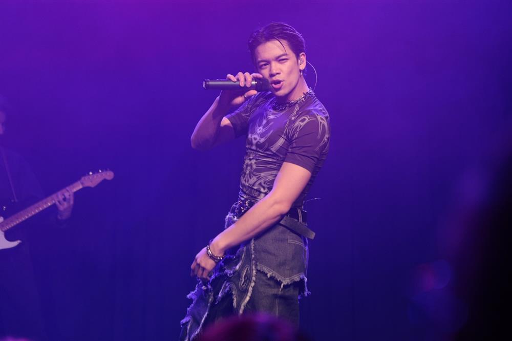 Trọng Hiếu khoe bụng 6 múi, nhún nhảy hết mình cùng khán giả trong live tour tại Đức-7