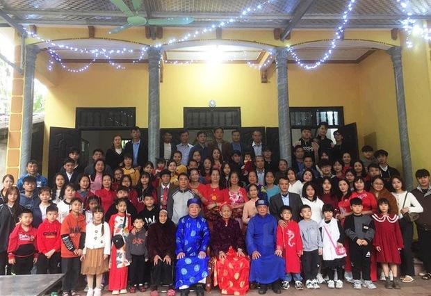 Đại gia đình ở Phú Thọ có 150 người, lì xì nhẹ nhàng hết 15 triệu, cụ 100 tuổi vẫn nhớ tên con cháu-1