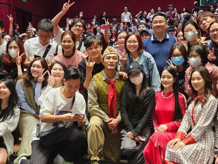 Nam nữ chính Đào, Phở Và Piano xuất hiện ở rạp chiếu phim, khán giả vỡ òa-5