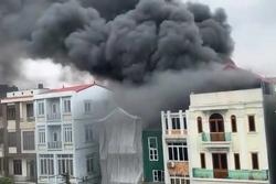 Hà Nội: Cháy lớn kho quần áo sát chợ Ninh Hiệp