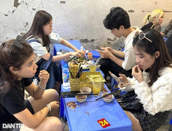 Người Hà Nội xếp hàng lấy số, chờ gần 60 phút để ăn suất bún đậu mắm tôm-2