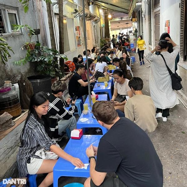 Người Hà Nội xếp hàng lấy số, chờ gần 60 phút để ăn suất bún đậu mắm tôm-3