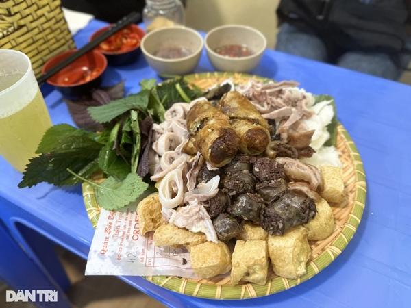 Người Hà Nội xếp hàng lấy số, chờ gần 60 phút để ăn suất bún đậu mắm tôm-4