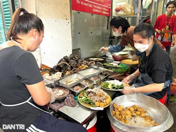 Người Hà Nội xếp hàng lấy số, chờ gần 60 phút để ăn suất bún đậu mắm tôm-5