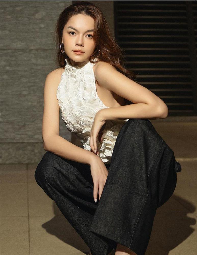 Phạm Quỳnh Anh mặc yếm khoét cao, khoe trọn bờ vai trần, tấm lưng ong nõn nà-1