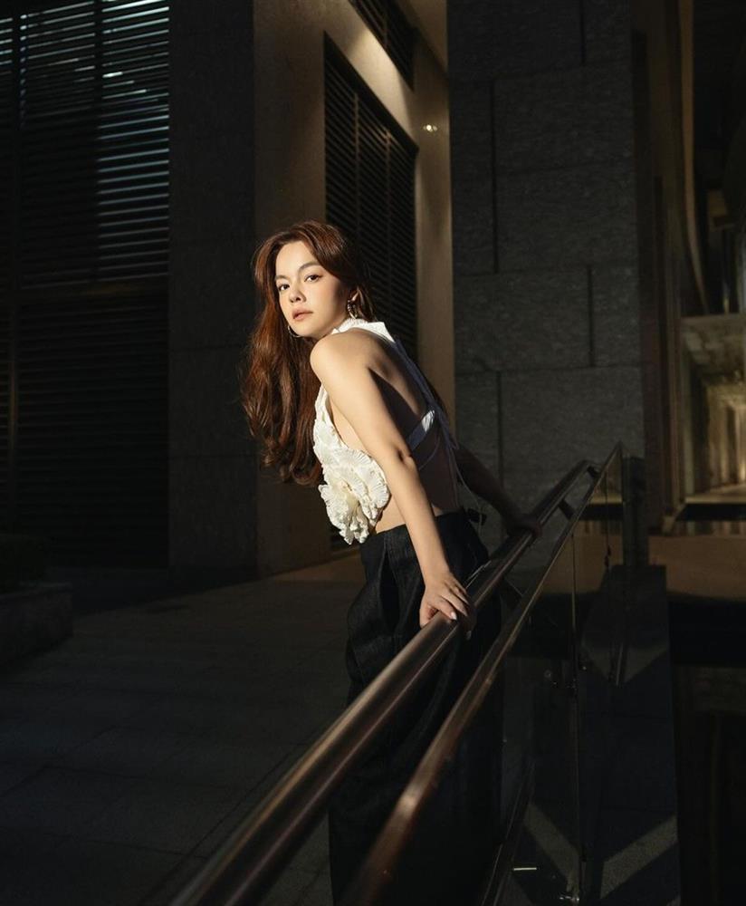 Phạm Quỳnh Anh mặc yếm khoét cao, khoe trọn bờ vai trần, tấm lưng ong nõn nà-3