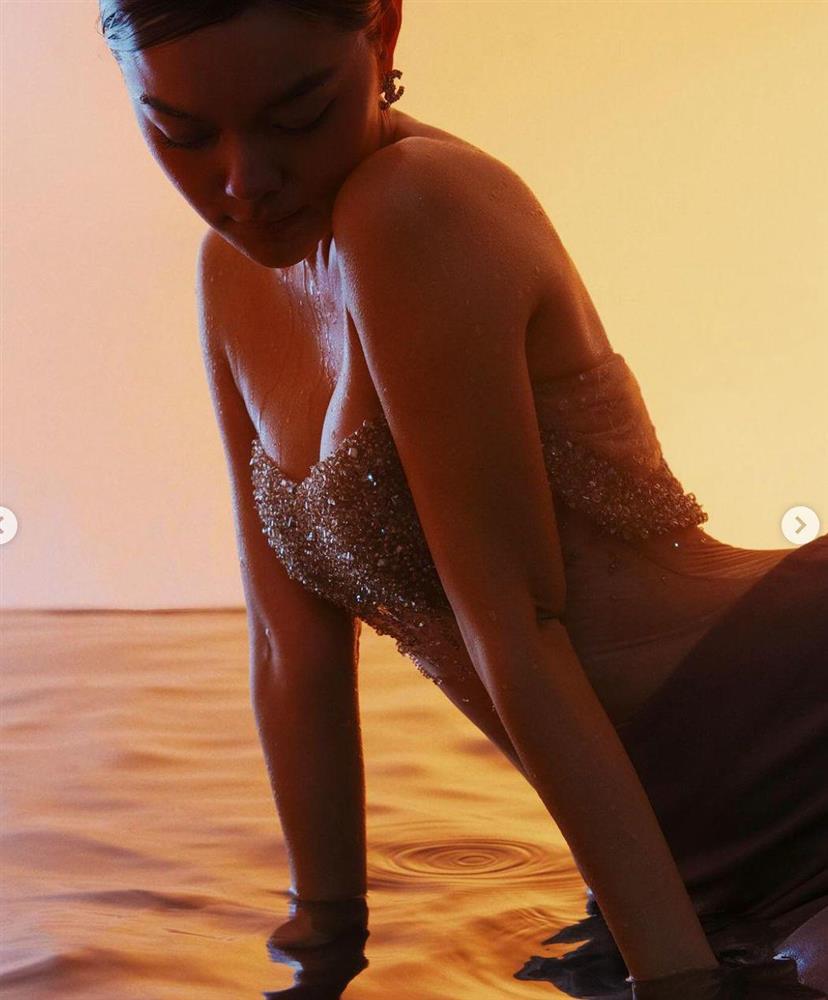 Phạm Quỳnh Anh mặc yếm khoét cao, khoe trọn bờ vai trần, tấm lưng ong nõn nà-4