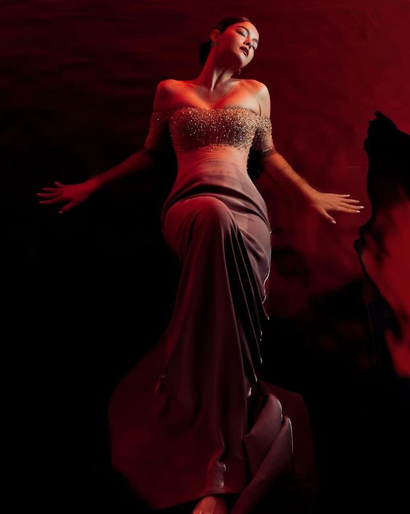 Phạm Quỳnh Anh mặc yếm khoét cao, khoe trọn bờ vai trần, tấm lưng ong nõn nà-5